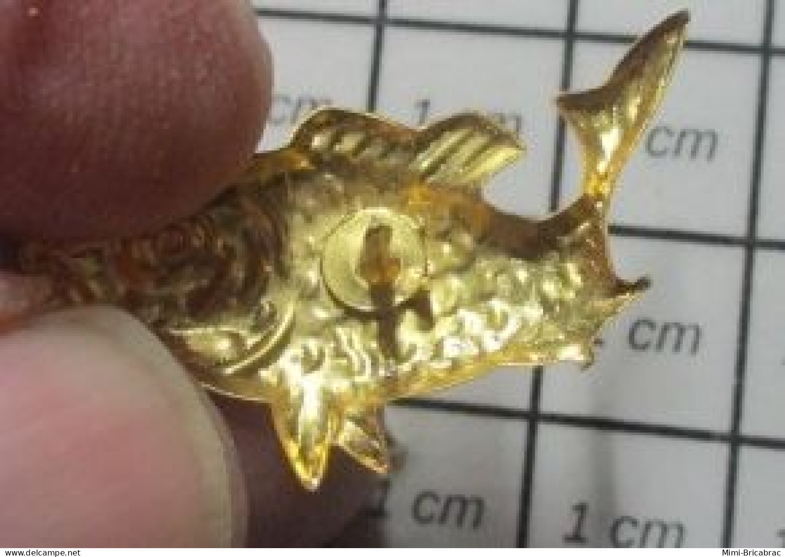 216A Pin's Pins / Beau Et Rare / ANIMAUX / SUPERBE POISSON TRES FIN METAL JAUNE - Animals