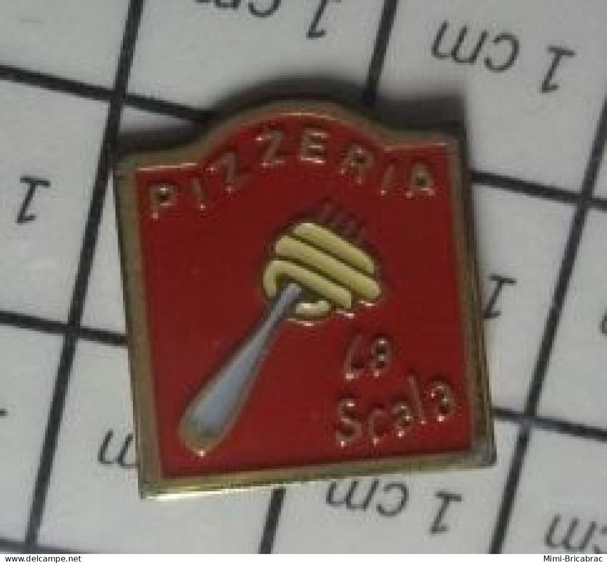 311b Pin's Pins / Beau Et Rare / ALIMENTATION / PIZZERIA LA SCALA SPAGHETTI FOURCHETTE - Alimentation