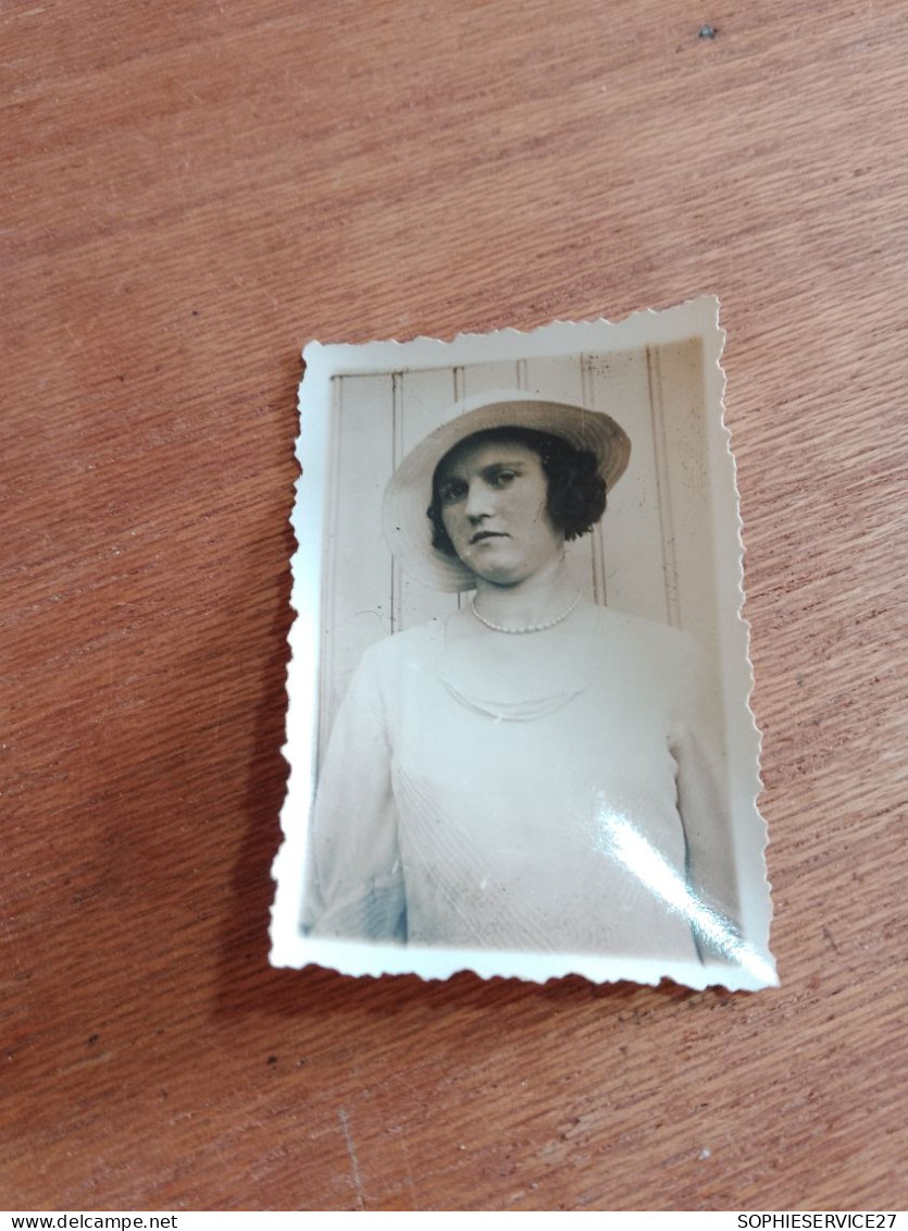 560 // PETITE PHOTO ANCIENNE  6 X 4 CMS / FEMME AU CHAPEAU - Anonyme Personen