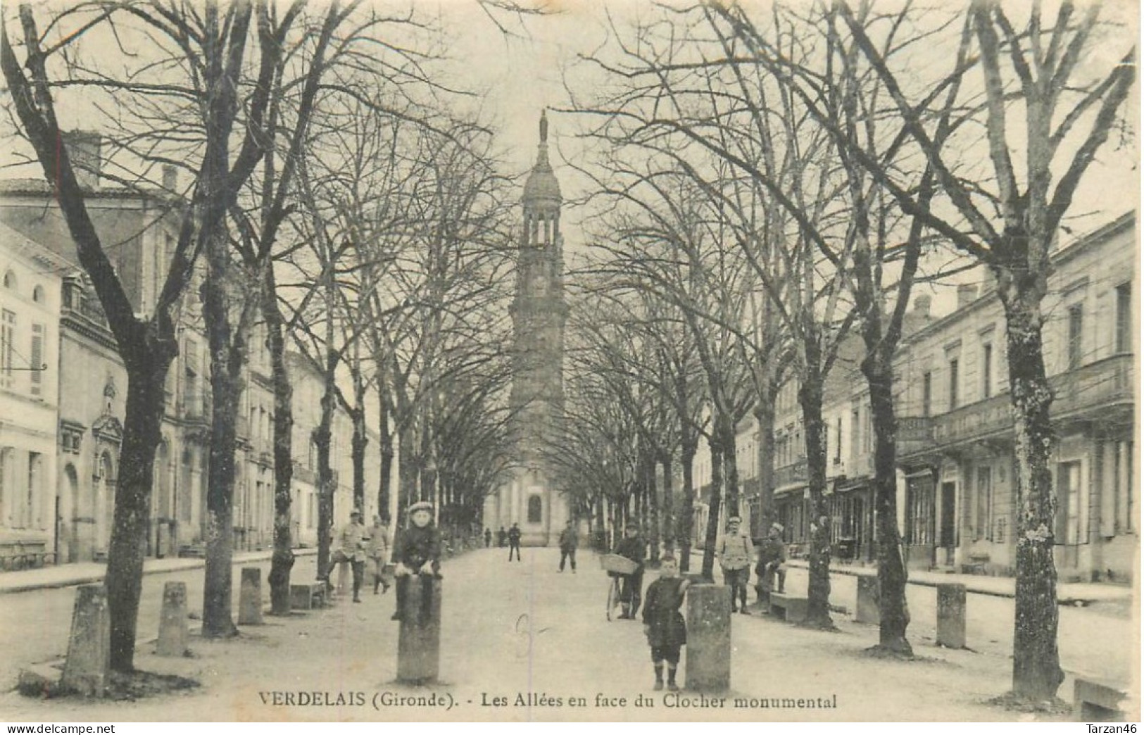 25.04.2024   - VERDELAIS (Gironde) - Les Allées En Face Du Clocher Monumental - Verdelais