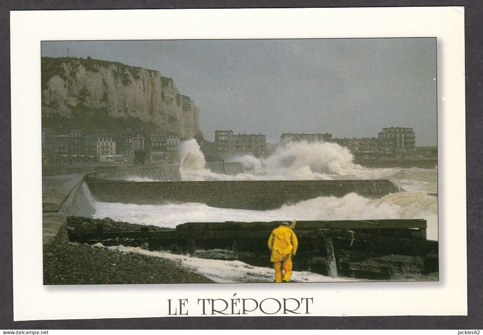 077093/ LE TRÉPORT, Les Falaises Dominant La Plage Par Gros Temps - Le Treport