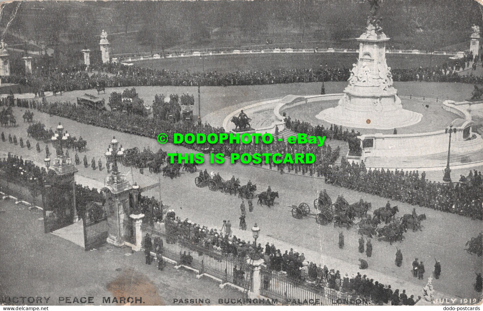 R505848 Victory Peace March. London. Passing Buckingham Palace. Valentines Serie - Sonstige & Ohne Zuordnung