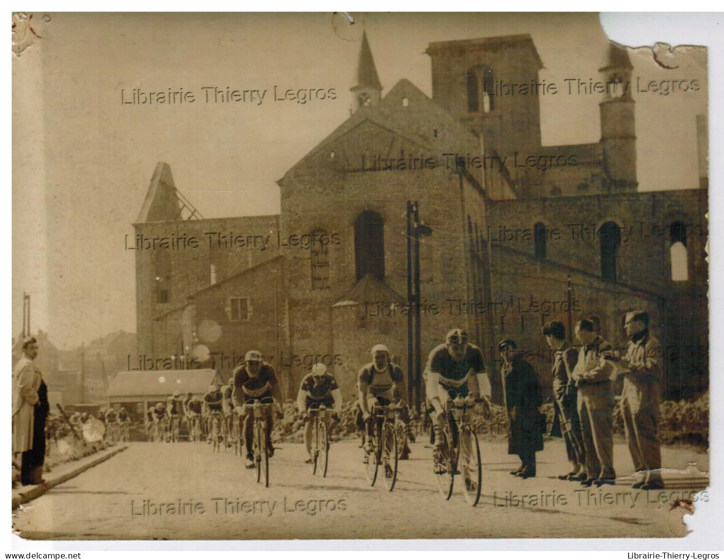 Photo Nivelles Collégiale Sainte Gertrude Course Cycliste Direct Après Guerre - Nivelles