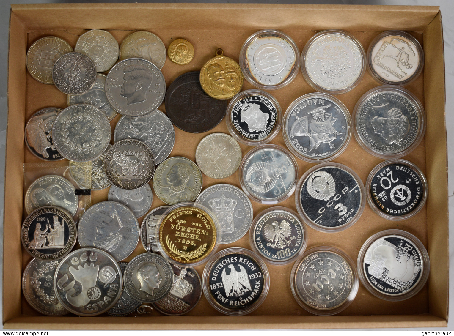 Alle Welt: Kleine Schachtel Mit Diversen Münzen Und Medaillen Aus Aller Welt, Da - Verzamelingen & Kavels
