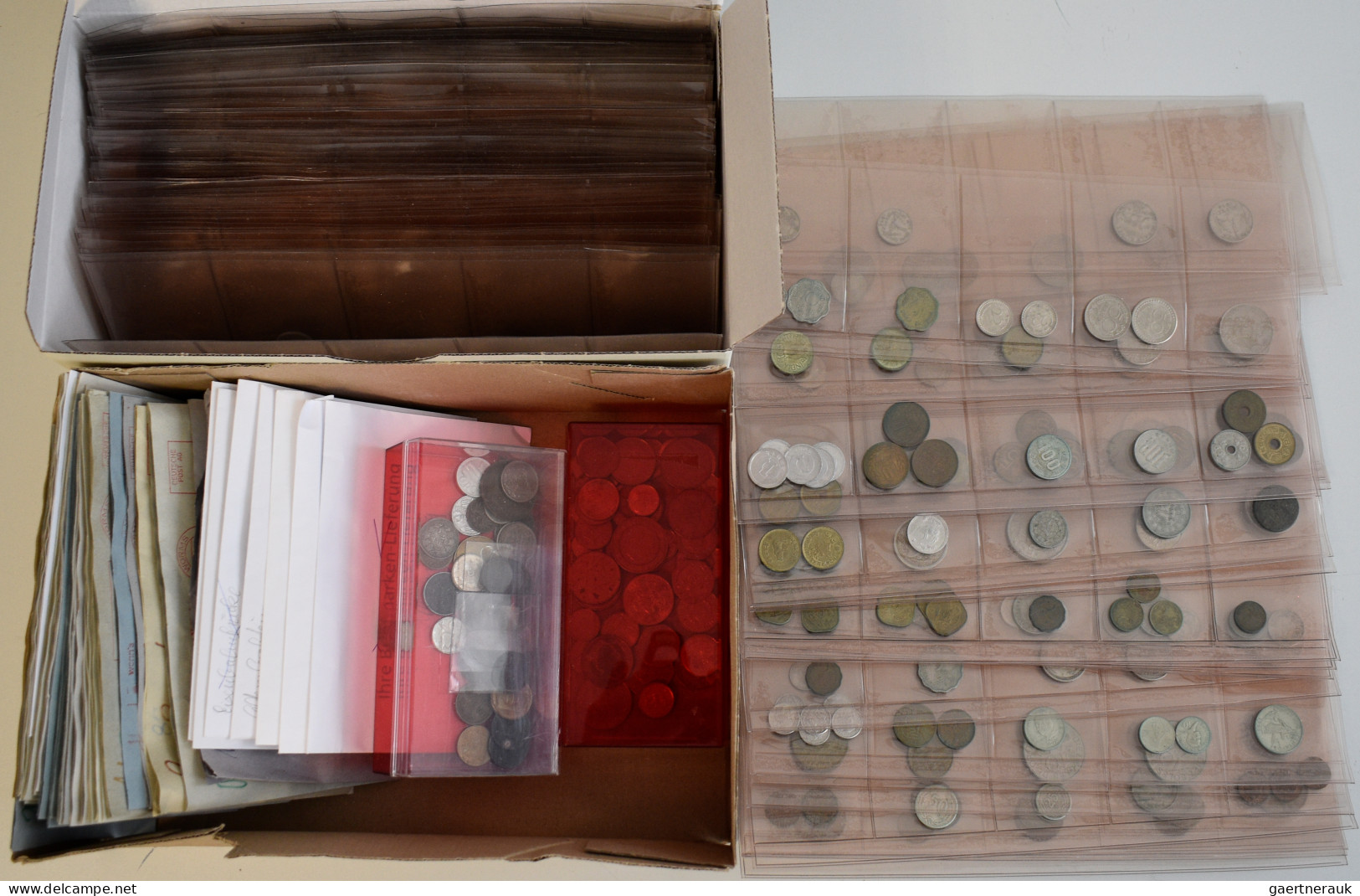 Alle Welt: Zwei Münzenalben, Einige Einsteckblätter Sowie Karton Umschläge Mit U - Verzamelingen & Kavels