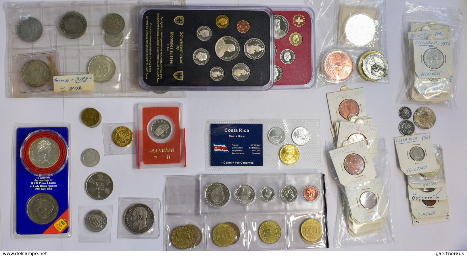 Alle Welt: Schachtel Mit Diversen Münzen Aus Aller Welt, Dabei CHF KMS; 20 ATS G - Sammlungen & Sammellose