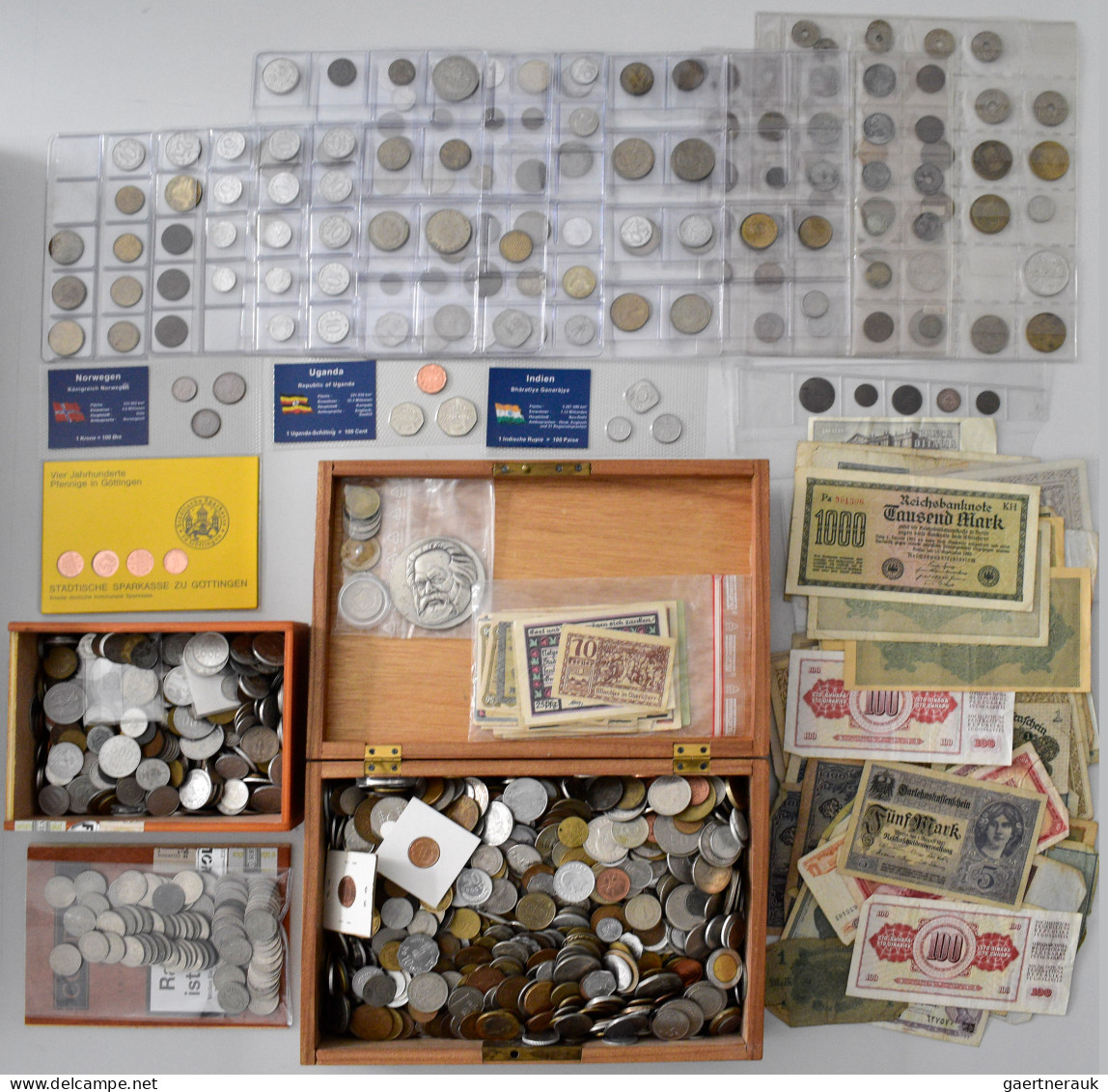 Alle Welt: Ca. 10 Kg Münzen Aus Aller Welt Und Deutschland In 2 Holzboxen Und Lo - Collections & Lots