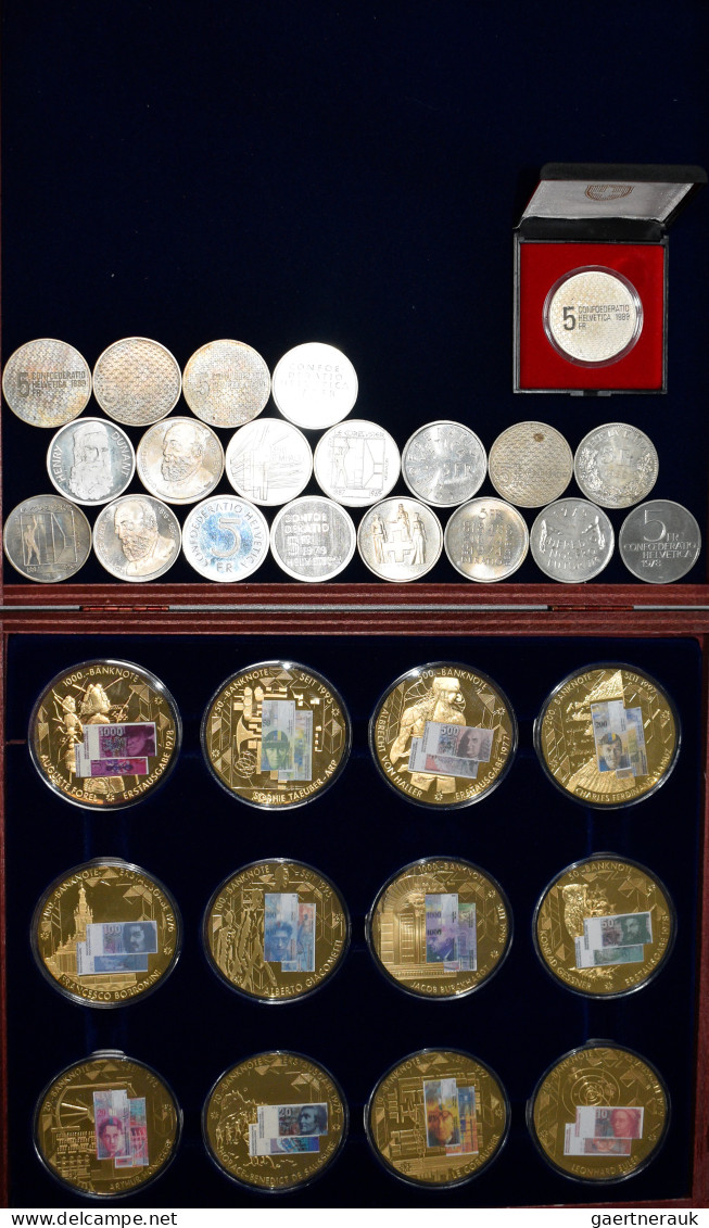 Schweiz: 20 X 5 CHF Gedenkmünzen Aus CuNi Sowie Holzschatulle Mit 12 Medaillen M - Other & Unclassified