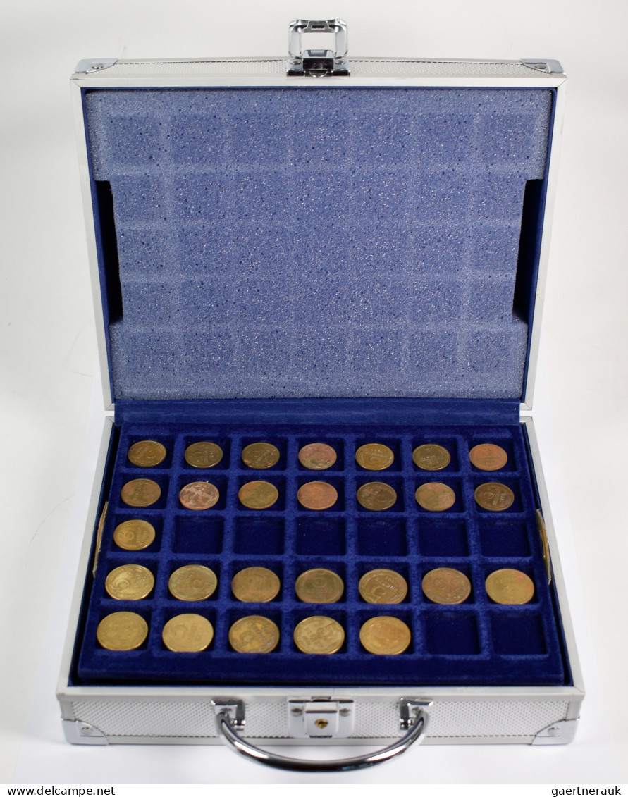 Sowjetunion: UdSSR / CCCP: Kleiner Koffer Mit Ca. 140 Münzen Von 1 Kopeke Bis 20 - Russland