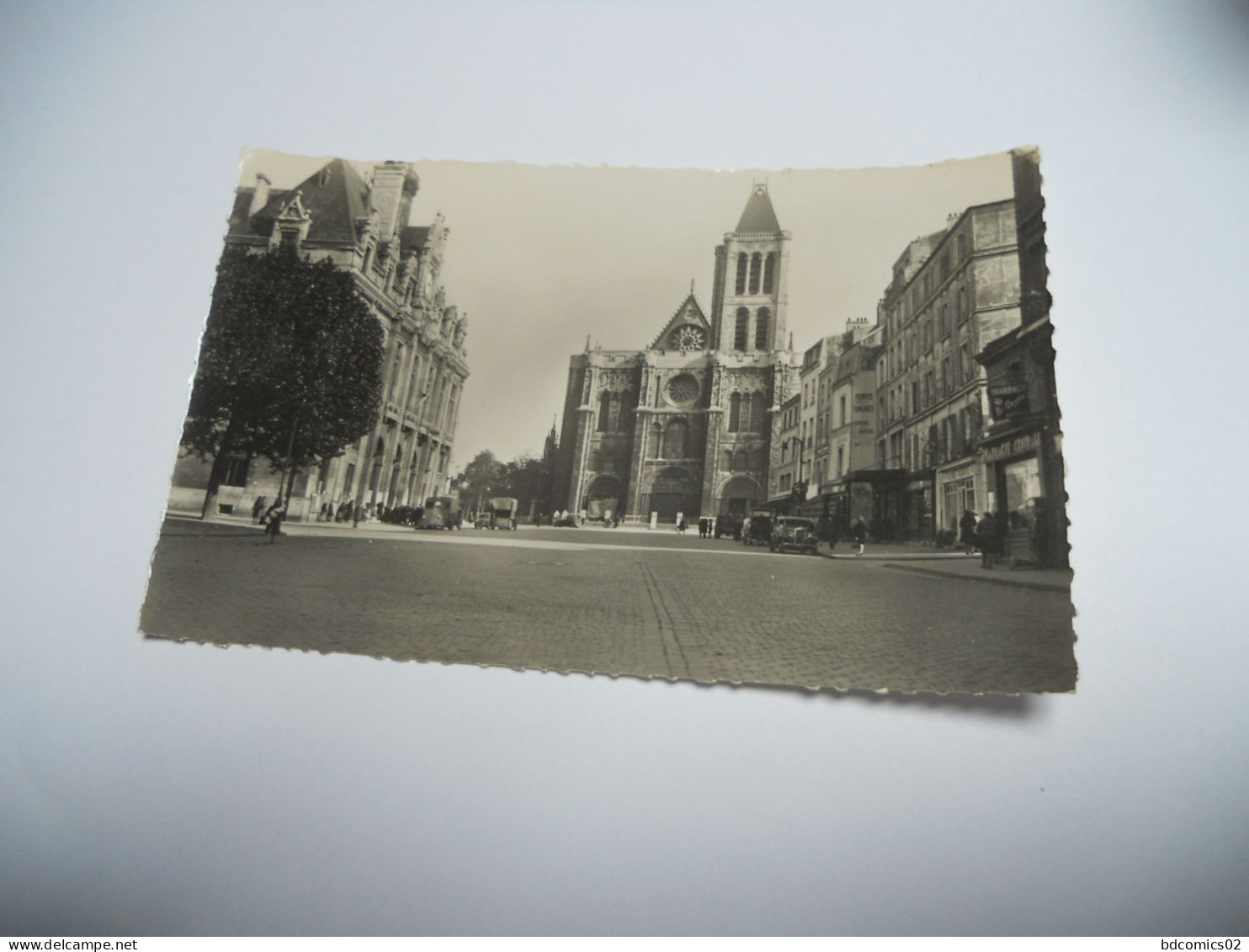 DEP 93 SEINE SAINT DENIS CARTE ANCIENNE SANS ECRITURE EN N/BL GAUFRE SAINT DENIS LA BASILIQUE ET L'HOTEL DE VILLE N°5 ED - Saint Denis