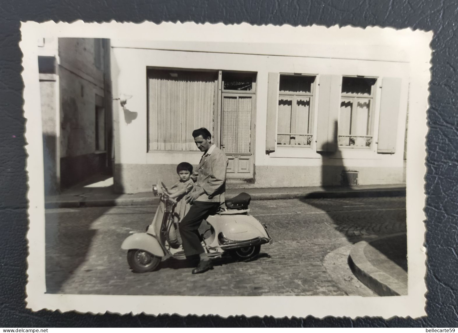 Photo Ancienne Père Et Fille Sur Un Scooter - Cyclisme