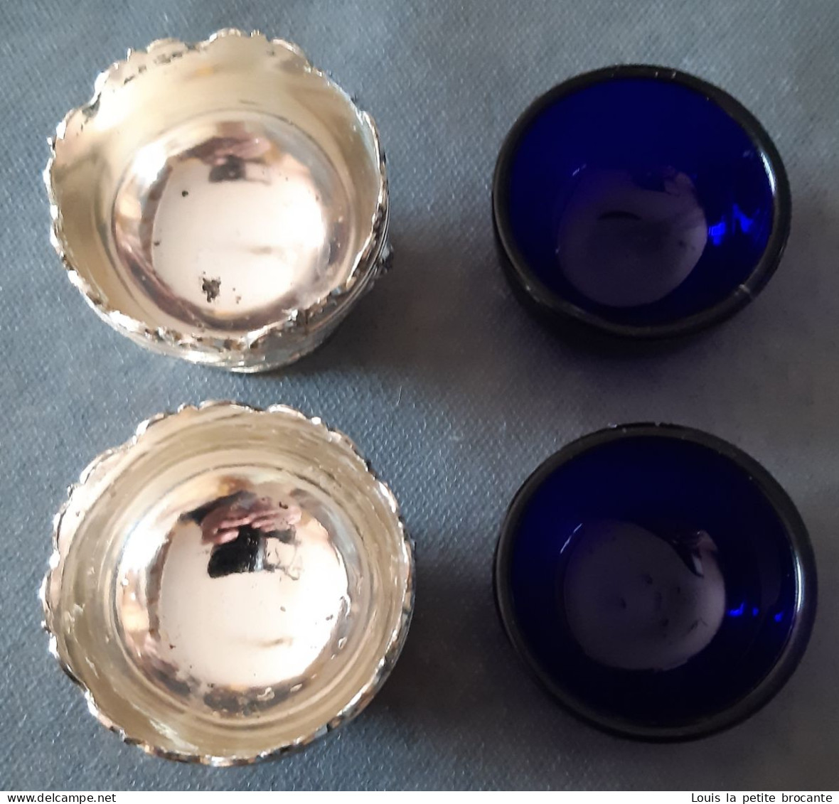 Lot de 3 petits pots à épices de table,  en métal argenté  avec bol en verre bleu.