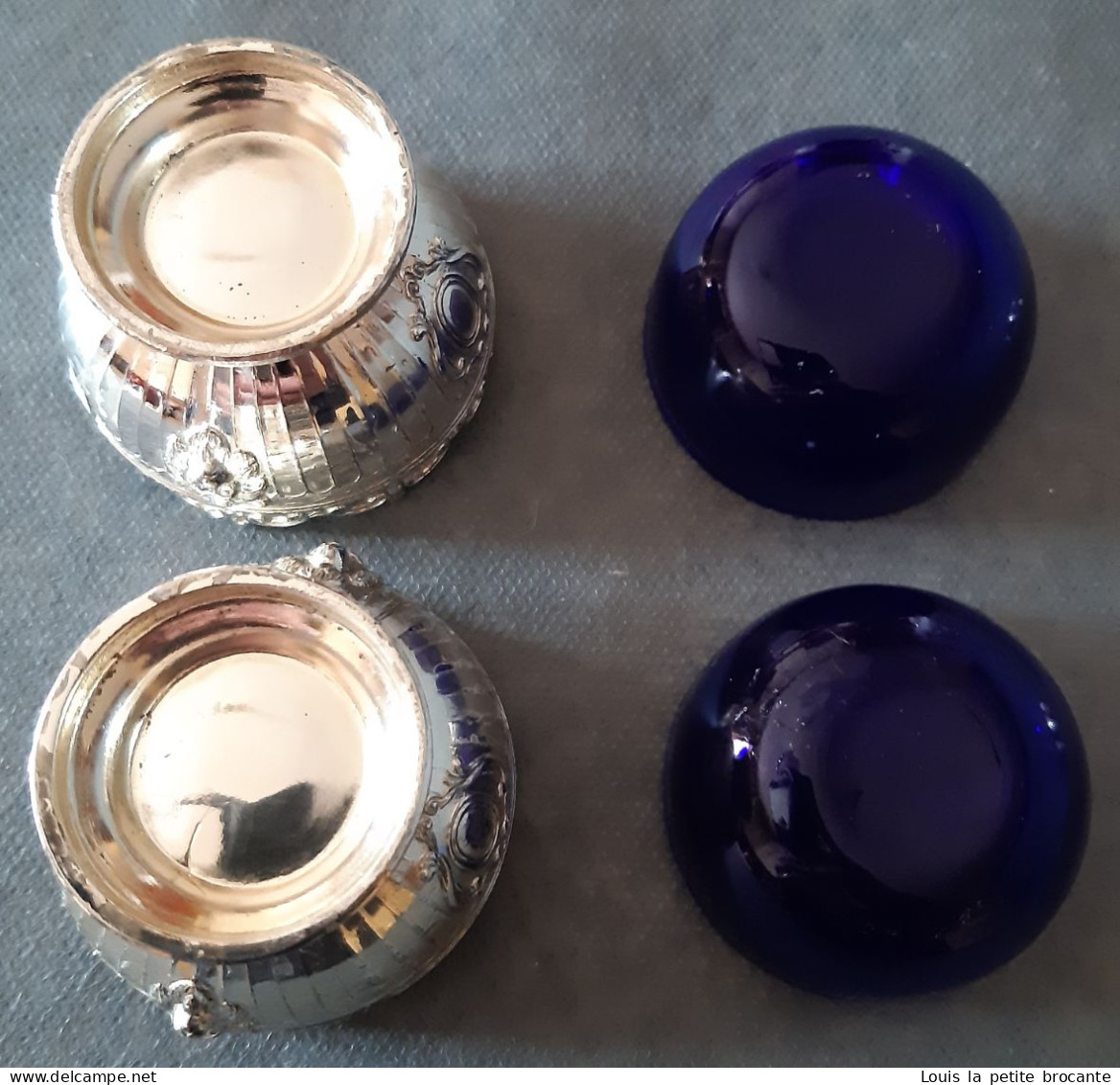 Lot de 3 petits pots à épices de table,  en métal argenté  avec bol en verre bleu.