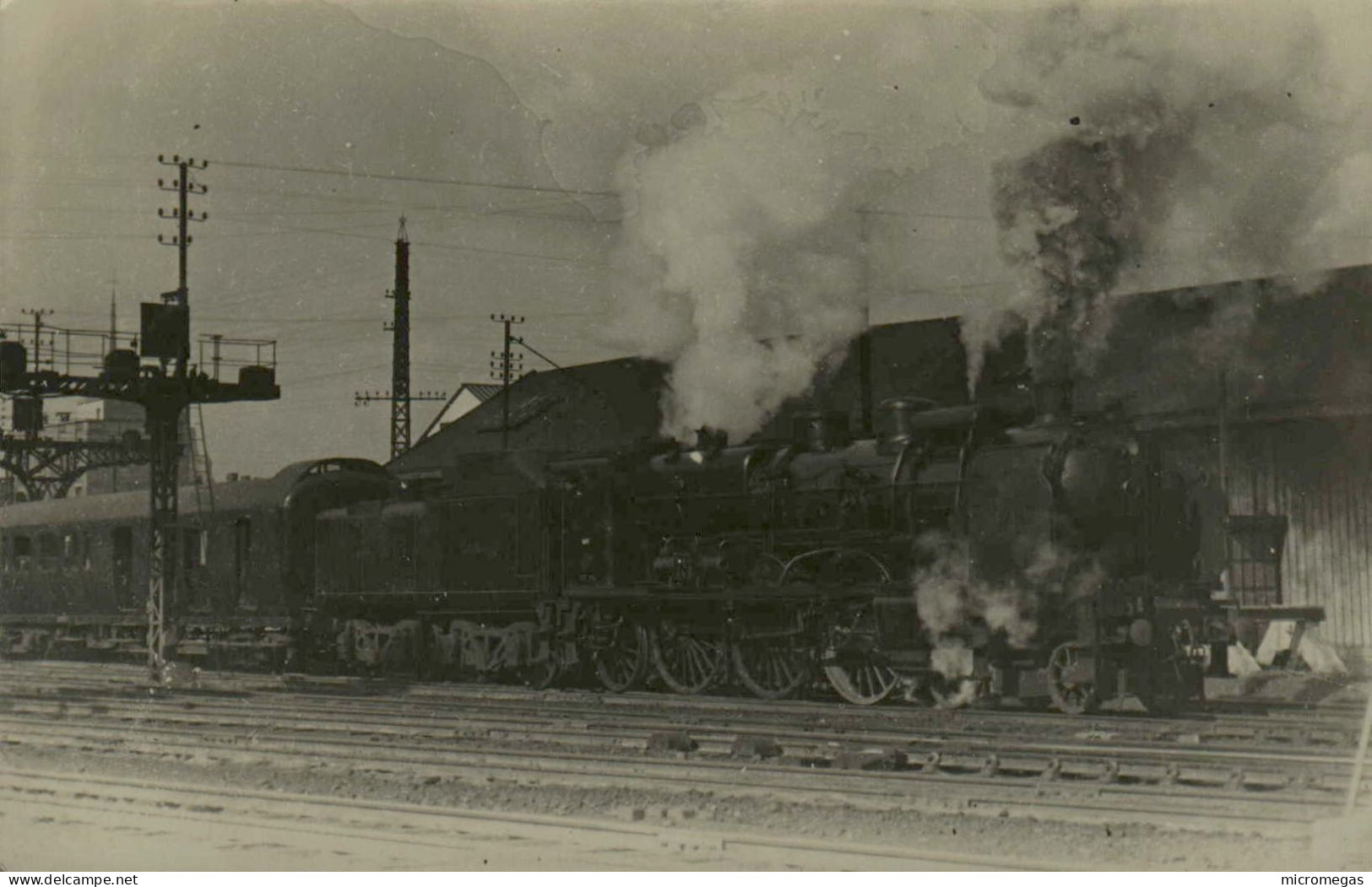 Locomotive En Gare à Identifier - Trains