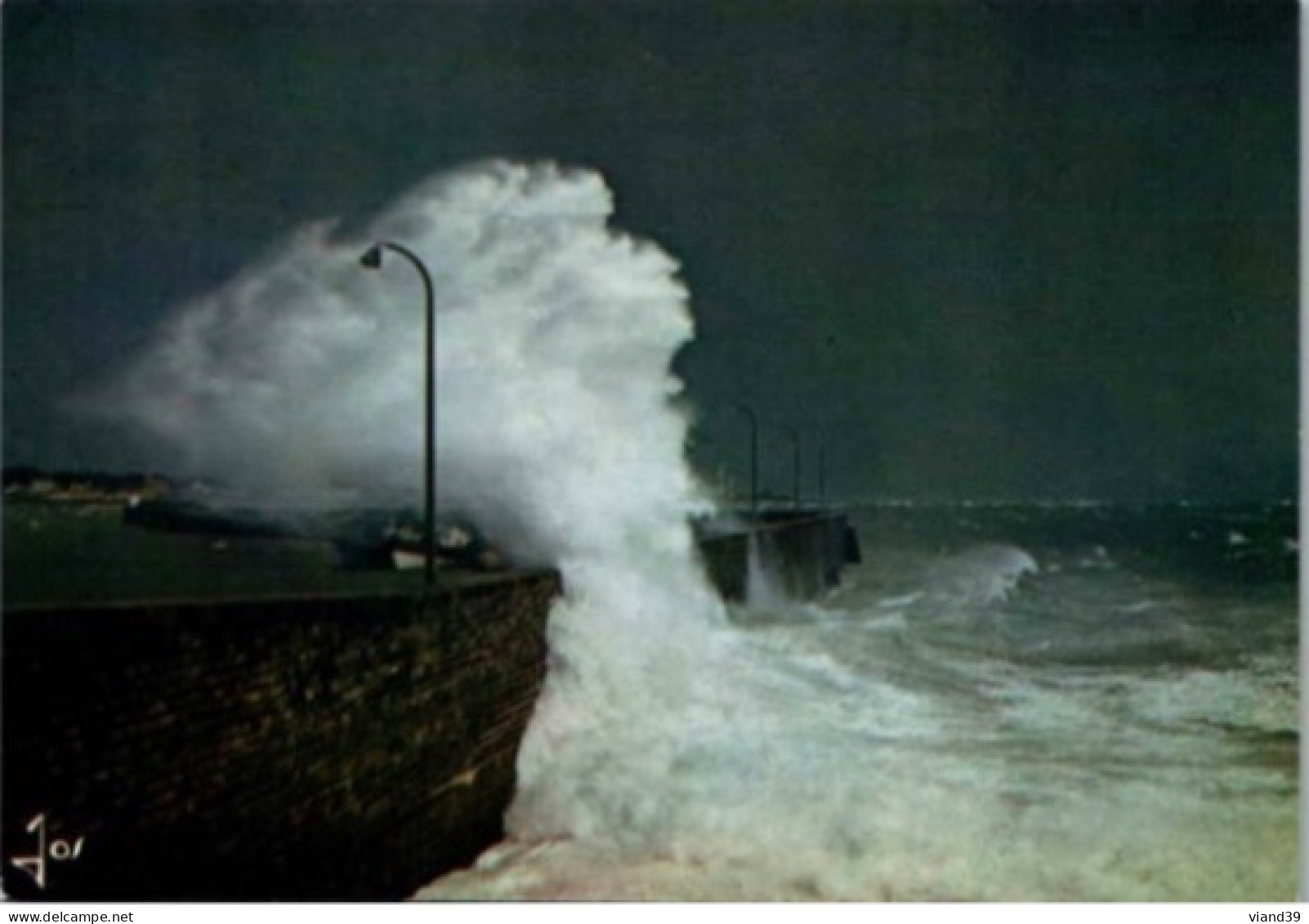 QUIBERON. -  Vagues Déferlant Sur La Digue.      -  Non Circulée. - Quiberon