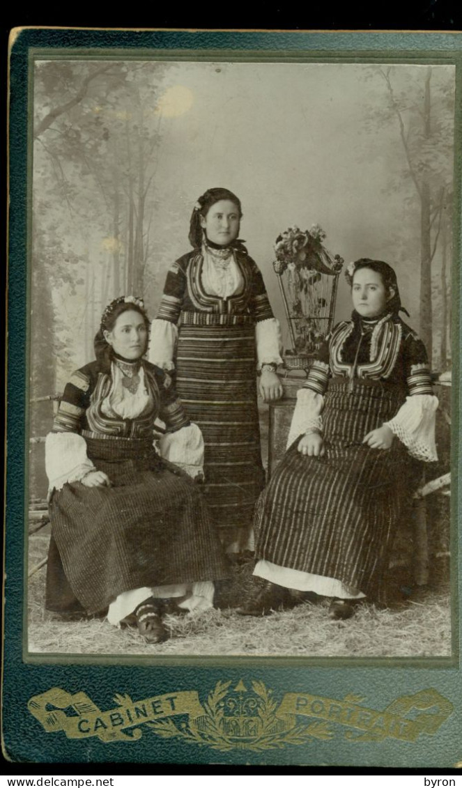 BULGARIA. ROUSTCHOUK. WOMEN IN NATIONAL COSTUME ANTIQUE CDV ORIGINAL CAMBINET PHOTO , SIZES 10,50x16,50 - Europa