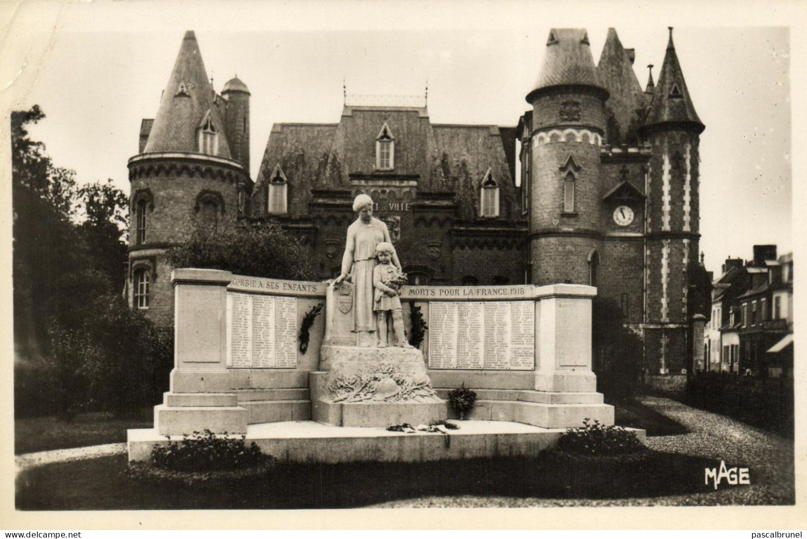 CORBIE - LE MONUMENT ET L'HOTEL DE VILLE - Corbie