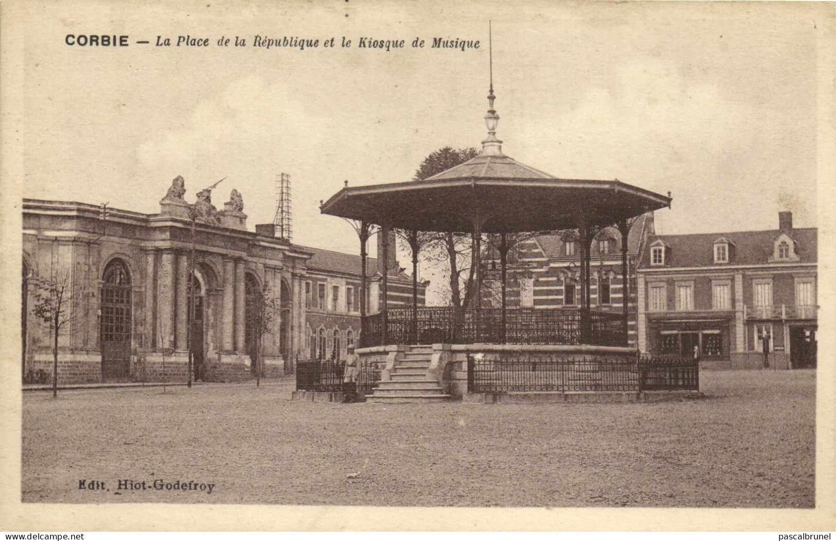 CORBIE - LA PLACE DE LA REPUBLIQUE ET LE KIOSQUE DE MUSIQUE - Corbie