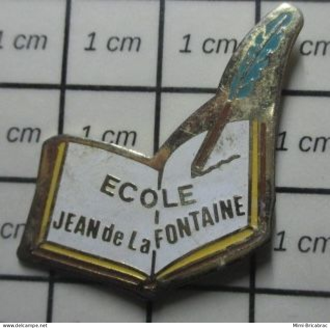 513A Pin's Pins / Beau Et Rare / ADMINISTRATIONS / ECOLE JEAN DE LA FONTAINE PLUME D'OIE LIVRE - Administrations