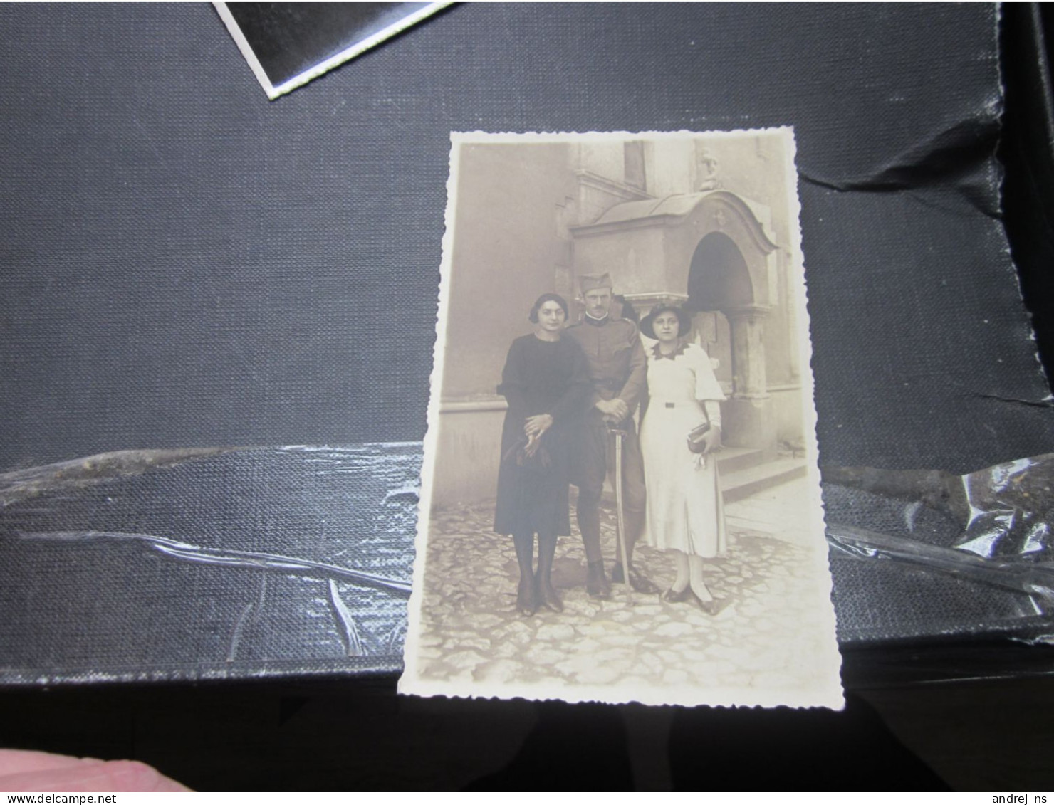 Serbian Soldier With Saber With Two Ladies - Serbien