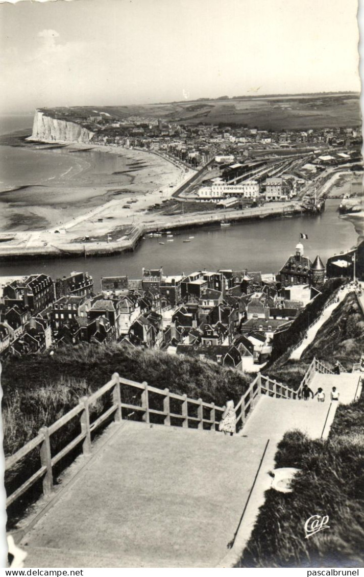 LE TREPORT - LES ESCALIERS - VUE GENERALE VERS MERS LES BAINS - Le Treport