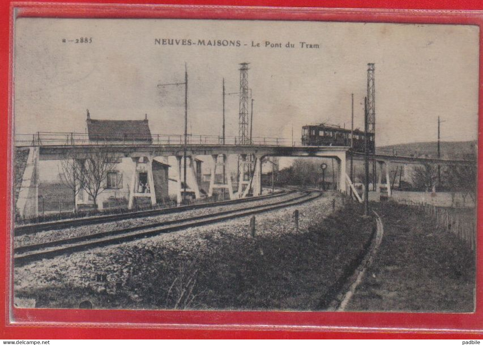 Carte Postale 54. Neuves-Maisons  Le Pont Du Tramway   Très Beau Plan - Neuves Maisons