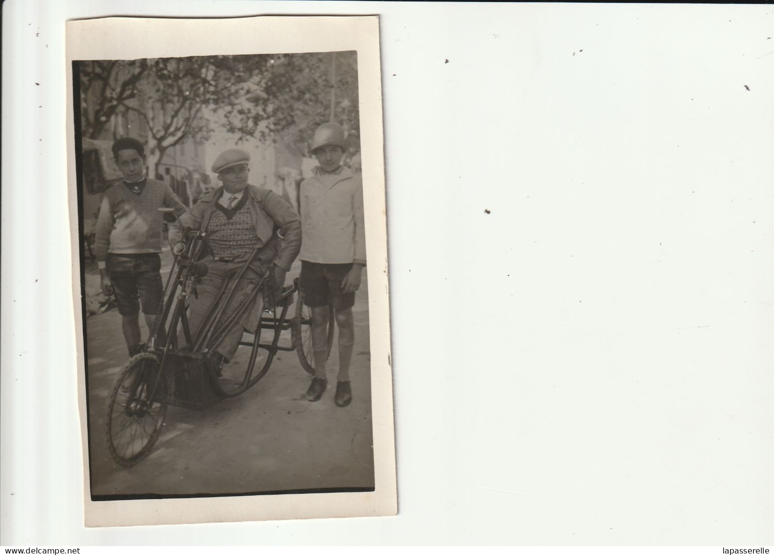 Carte Photo à Identifier,  Homme Handicapé Assis Dans Fauteuil Roulant Années 40-50, Entouré De 2 Garçons - Da Identificare