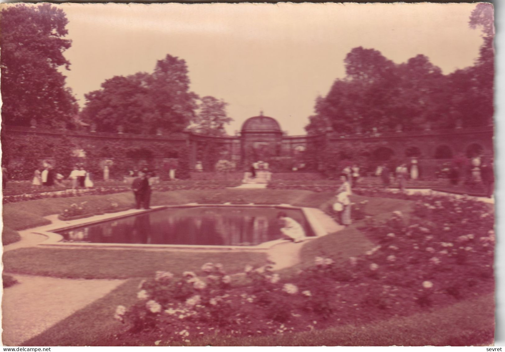 L'HAY LES ROSES  - Le Bassin De La Roseraie    Photo Véritable   Carte Très Rare    CPM Dentelée - L'Hay Les Roses