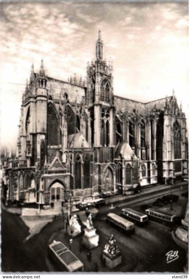 METZ. -  La Cathédrale Et La Place D'Armes.    -  Non Circulée. - Metz