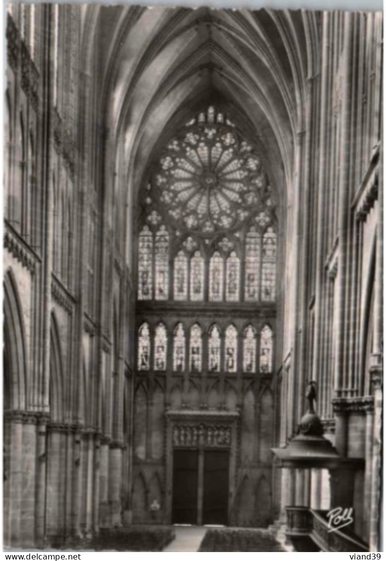 METZ. -  La Cathédrale  Intérieur     -  Non Circulée. - Metz