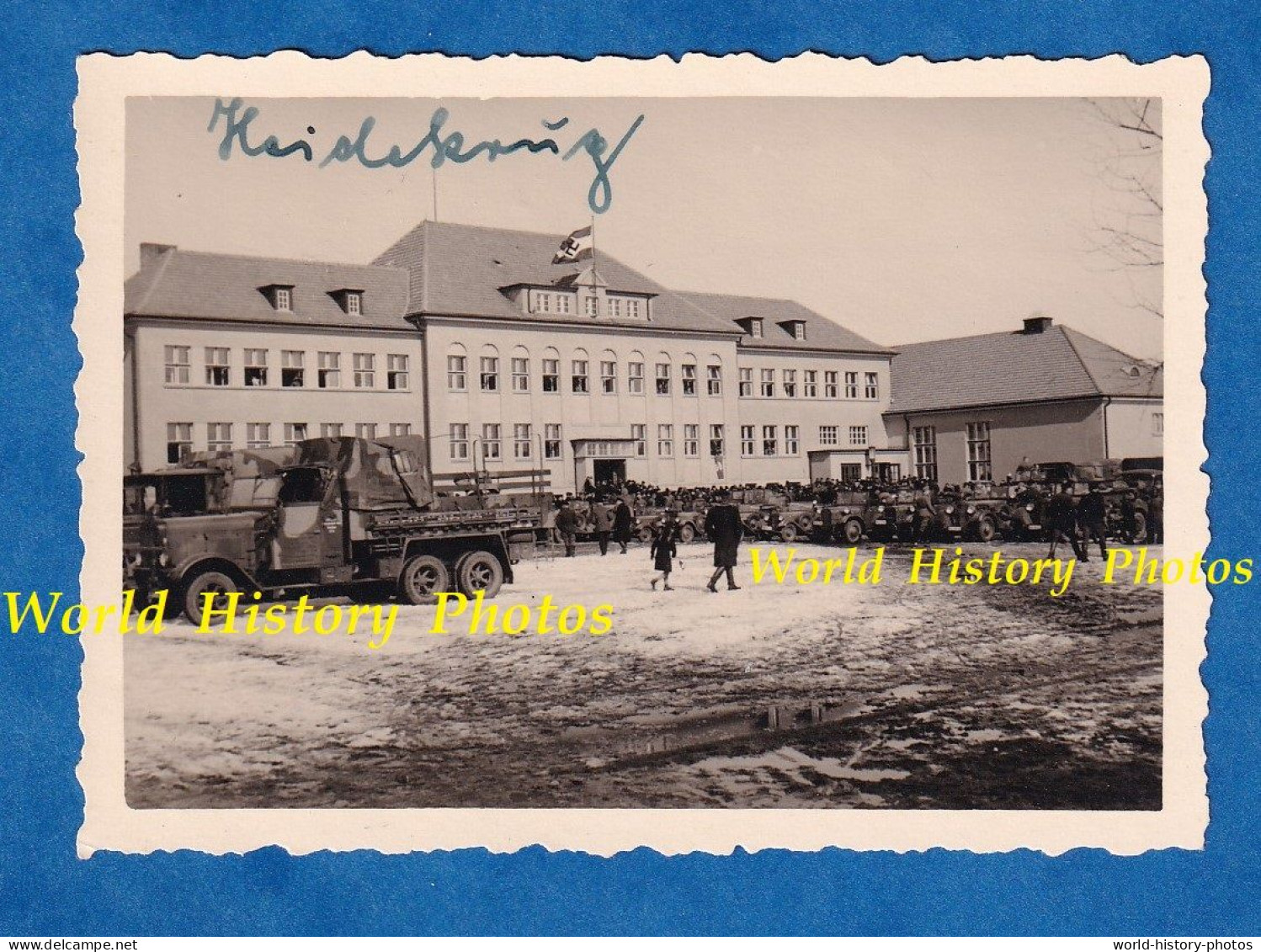 Photo Ancienne D'un Soldat Allemand - HEYDEKRUG - Kreishaus - Drapeau Nazi Camion Militaire WW2 Lituanie ? Pologne ? - Krieg, Militär