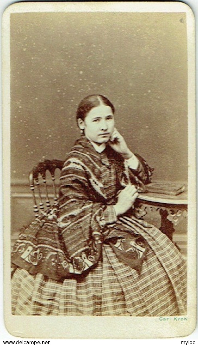 Photo CDV. Foto Carl Kroh. Wien. Jeune Femme Elégante. - Anciennes (Av. 1900)