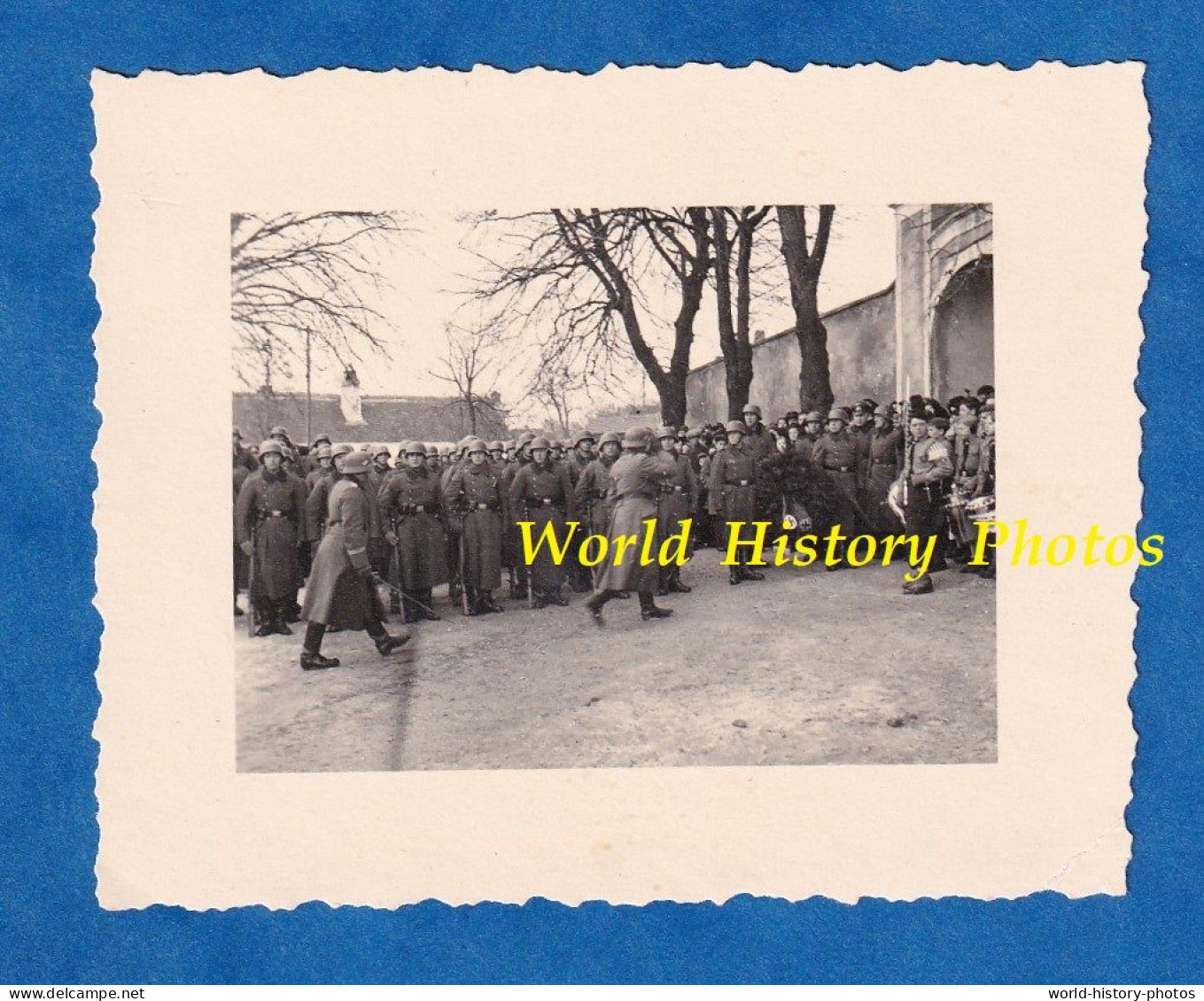 Photo Ancienne D'un Soldat Allemand - MANNERSDORF Am Leithagebirge - 1940 - Officier & Hitlerjugend ? WW2 Austria Casque - Krieg, Militär