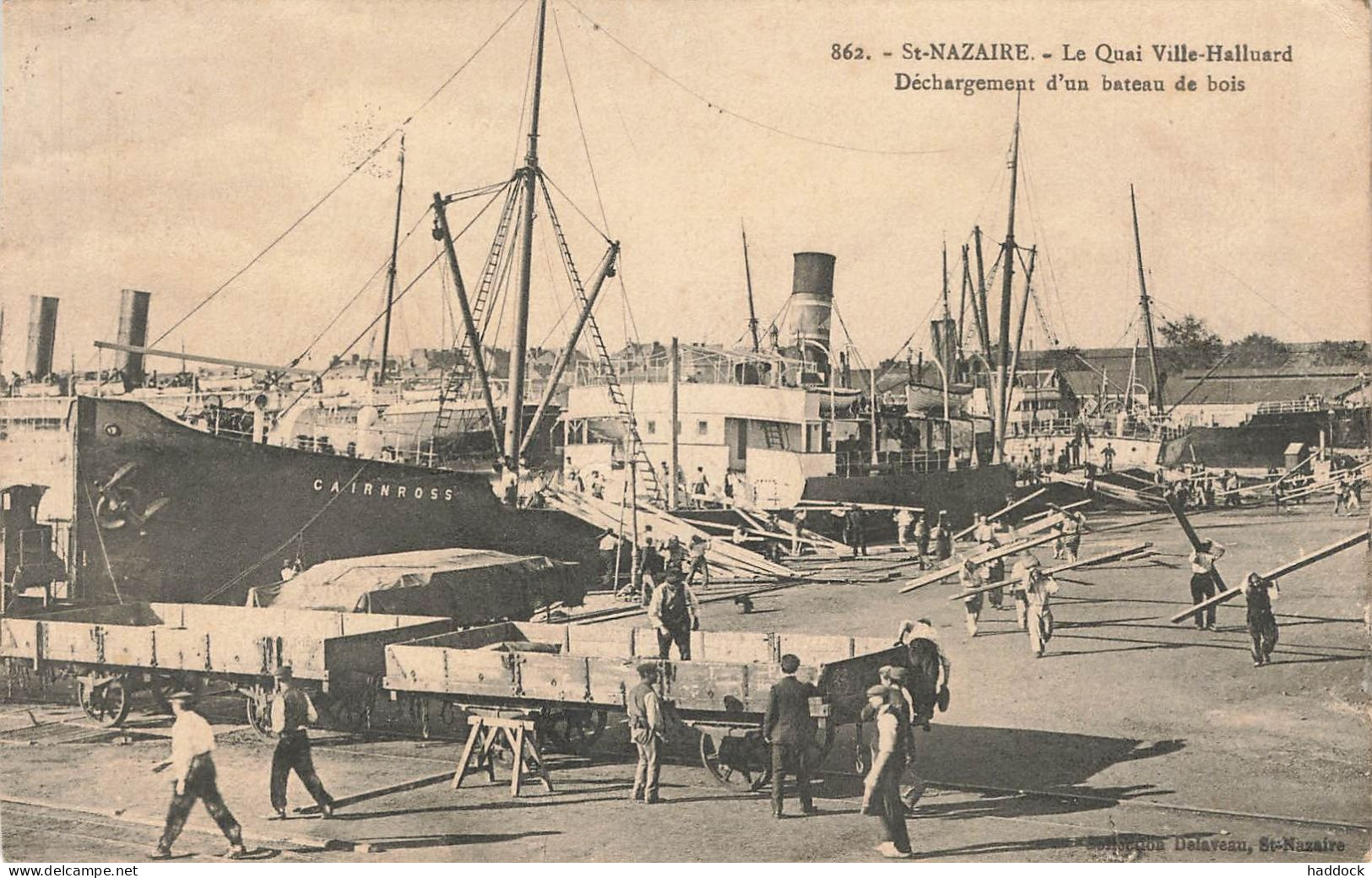 SAINT NAZAIRE : LE QUAI VILLE HALLUART - DECHARGEMENT D'UN BATEAU DE BOIS - Saint Nazaire