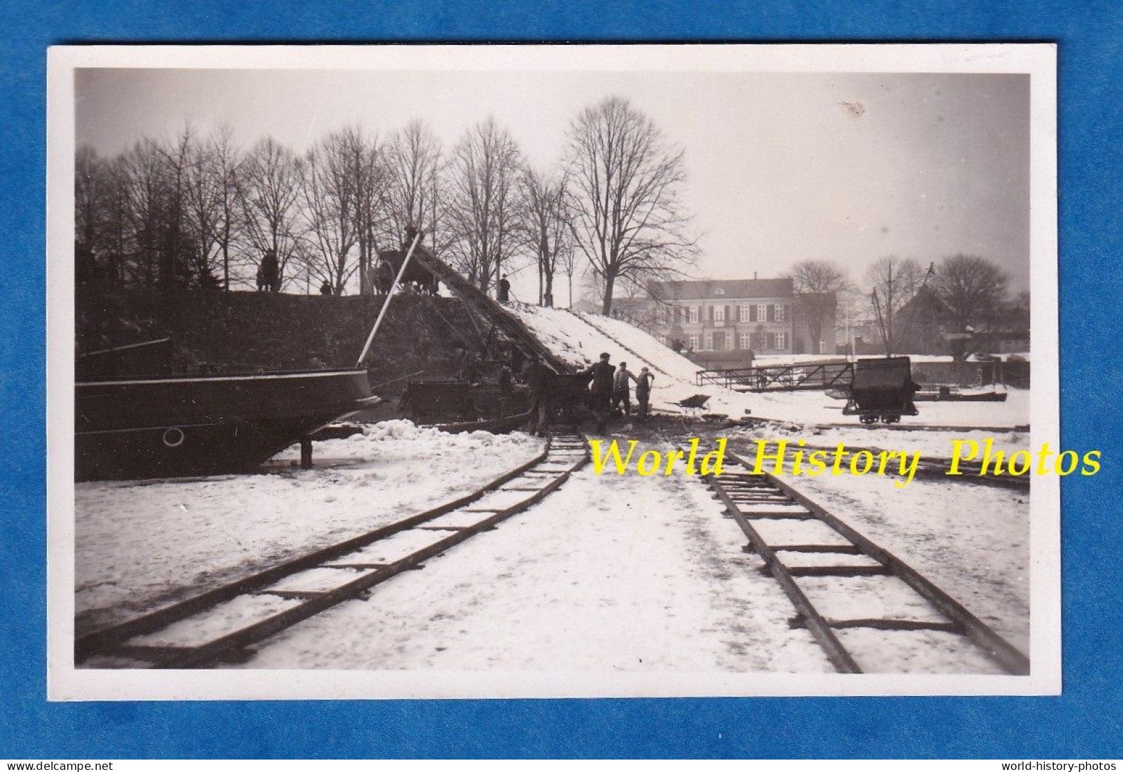 Photo Ancienne D'un Soldat Allemand - EMMERICH Am RHEIN ? - Péniche Sur Canal Gelé - 1942 - Chemin De Fer & Wagonnet - Schiffe