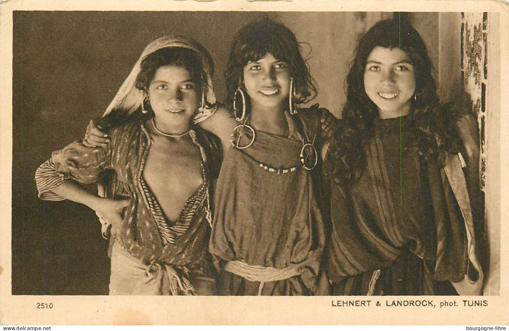 TUNISIE Lehnert Et Landrock N°2510 Femme Seins Nus Fillettes Arabes - Tunesië