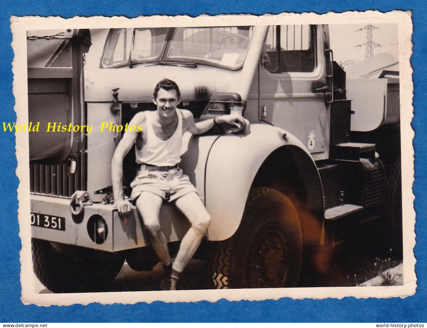 Photo Ancienne Snapshot - Soldat Français Sur Son Camion - Insigne Militaire 4 Dans Une Grenade - ALGERIE ? - Garçon - Guerre, Militaire