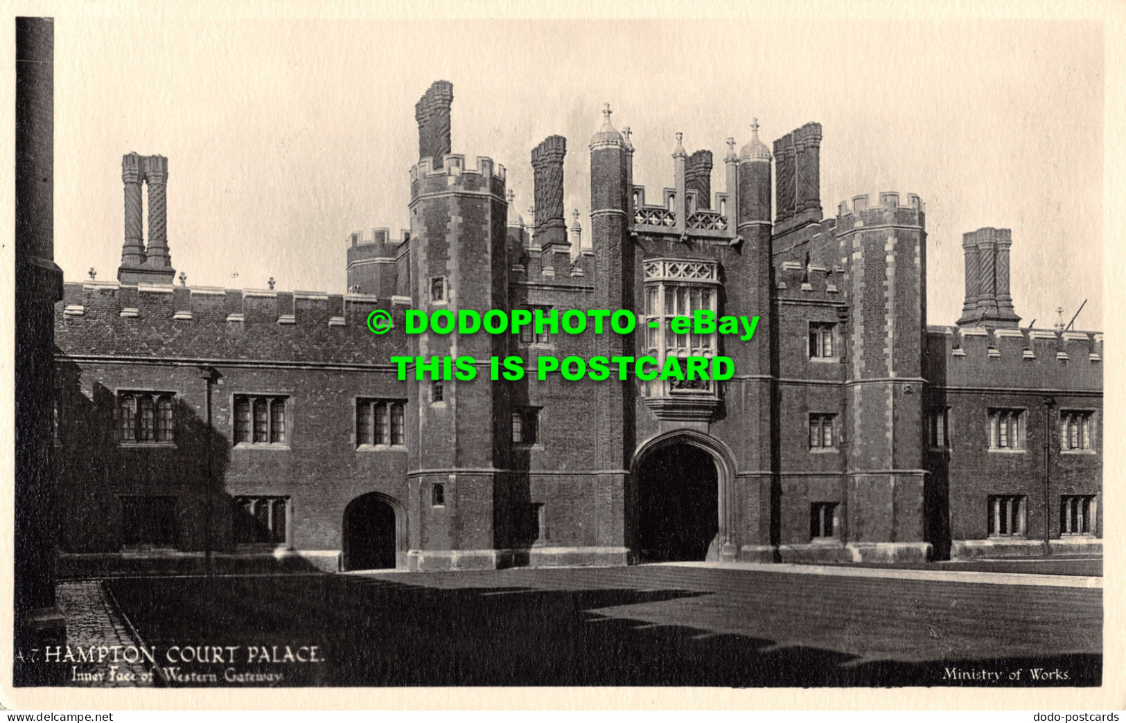 R506197 Hampton Court Palace. Inner Face Of Western Gateway. Ministry Of Works. - World