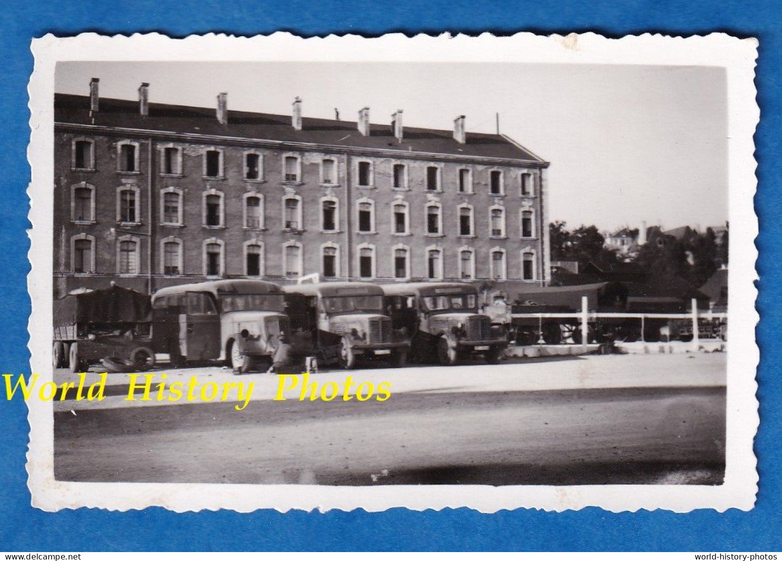 Photo Ancienne D'un Soldat Allemand - Caserne Française Occupée à Situer - 1940 - Camion Autobus Autocar Militaire WW2 - Krieg, Militär