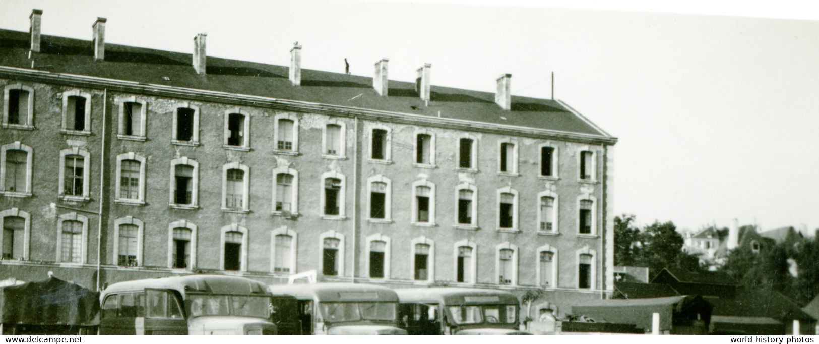 Photo Ancienne D'un Soldat Allemand - Caserne Française Occupée à Situer - 1940 - Camion Autobus Autocar Militaire WW2 - Oorlog, Militair