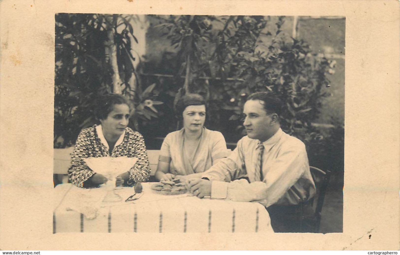 Annonymous Persons Souvenir Photo Social History Portraits & Scenes Elegant People At Table 1932 - Photographie