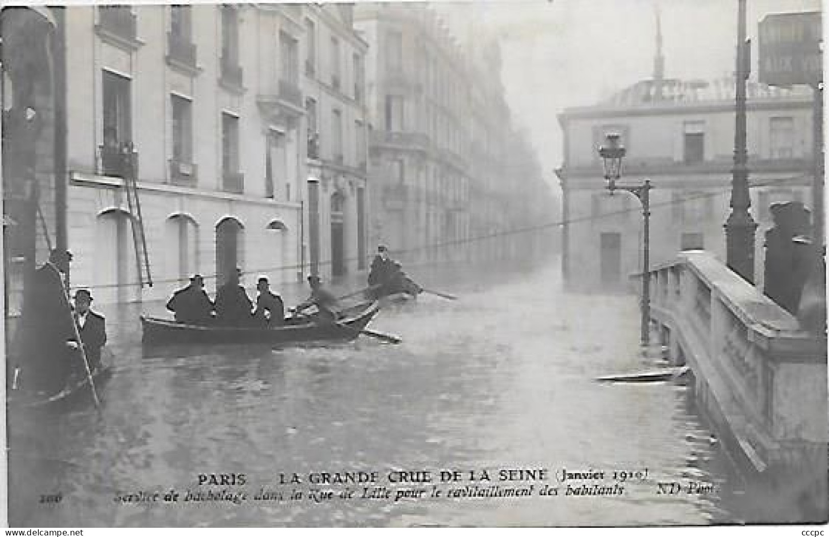 CPA Paris La Grande Crue De La Seine Janvier 1910 Service De Bachotage Dans La Rue De Lille Pour Le Ravitaillement - Paris (07)