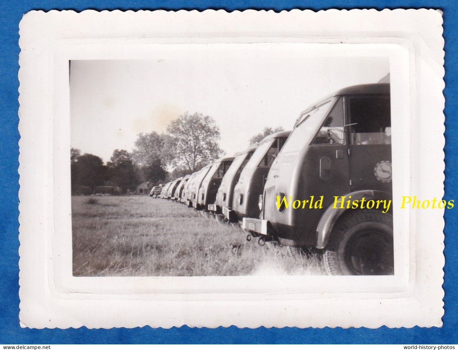 2 Photos Anciennes D'un Soldat Français - Alignement De Camion Avec Insigne Militaire - Années 1950 - Armée Française - Guerre, Militaire