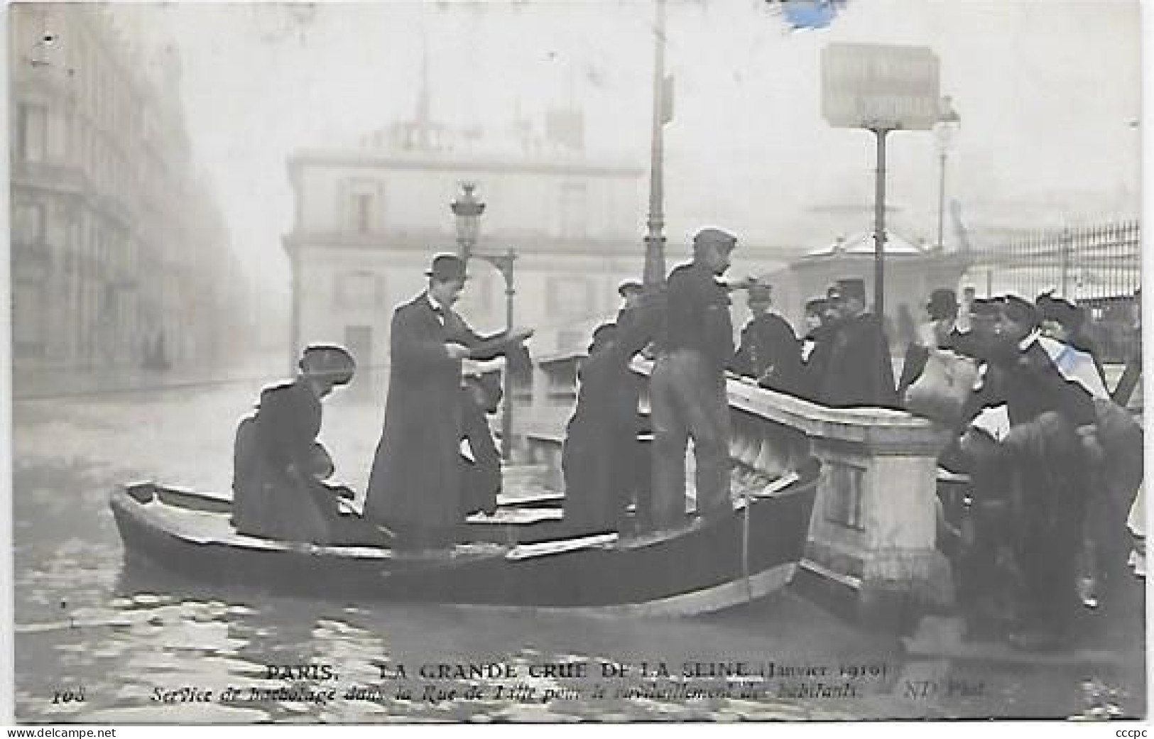 CPA Paris La Grande Crue De La Seine Janvier 1910 Service De Bachotage Dans La Rue De Lille Pour Le Ravitaillement - Paris (07)