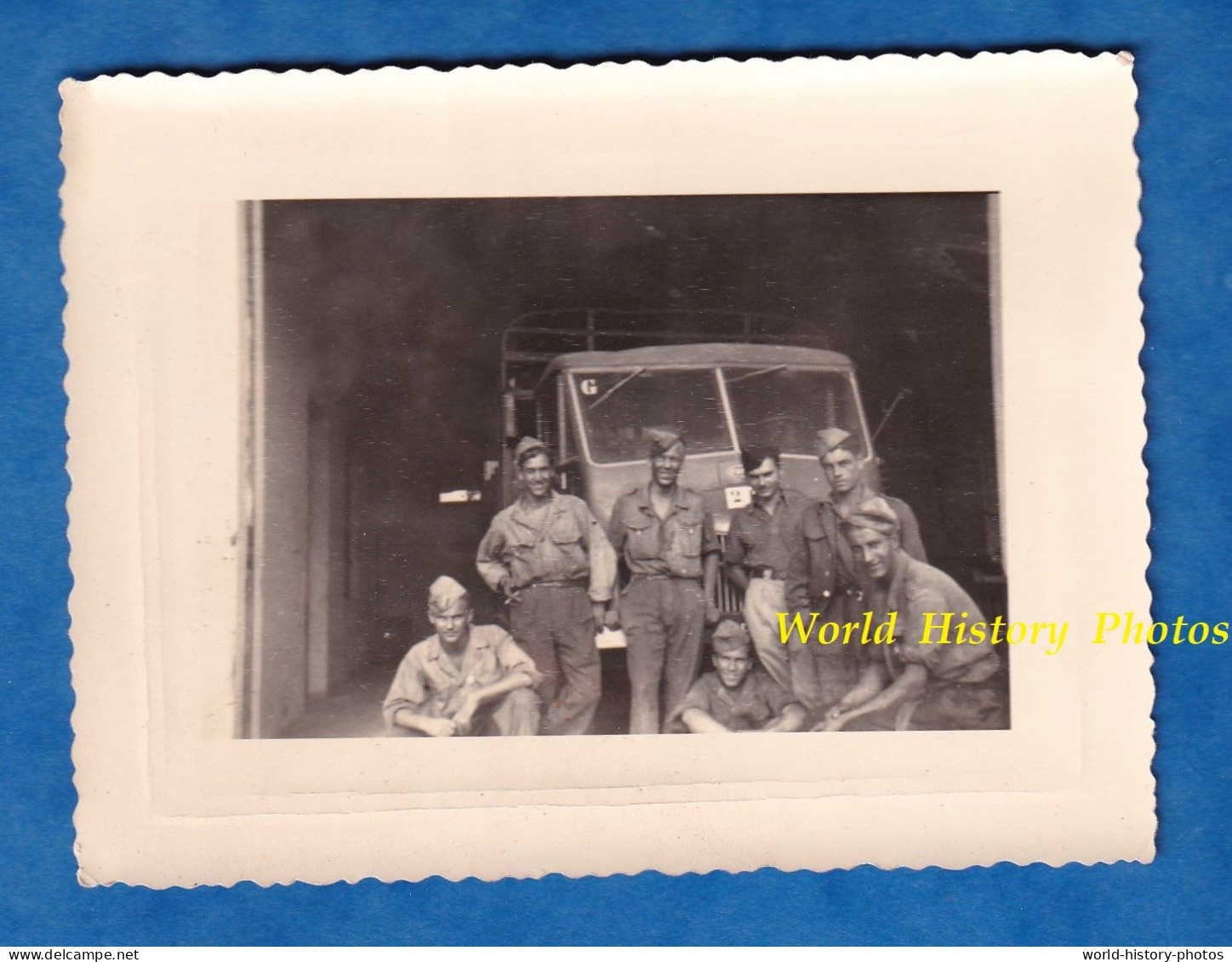 Photo Ancienne Snapshot - Portrait De Soldat Devant Leur Camion Militaire - FORD ? - Guerre D' Algérie ? Uniforme Calot - Guerra, Militari