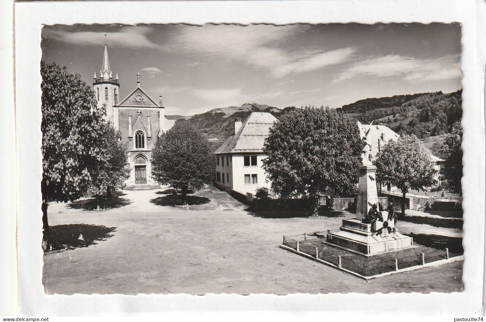 CPSM :14 X 9  -  BOËGE  -  La Place De L'Eglise. - Au Second Plan, La Montagne De Miribel. - Boëge