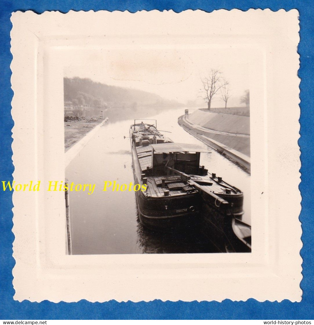 Photo Ancienne Snapshot - Canal à Situer - Belle Péniche , Immatriculation ( Voir Zoom ) - Batellerie Bateau - Bateaux