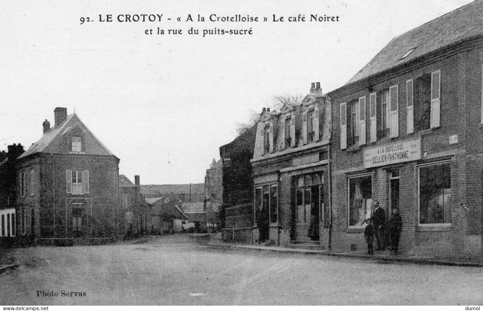 LE CROTOY  -  " A La Crotelloise "  Le Café Noiret Et La Rue Du Puits Sucré - Le Crotoy