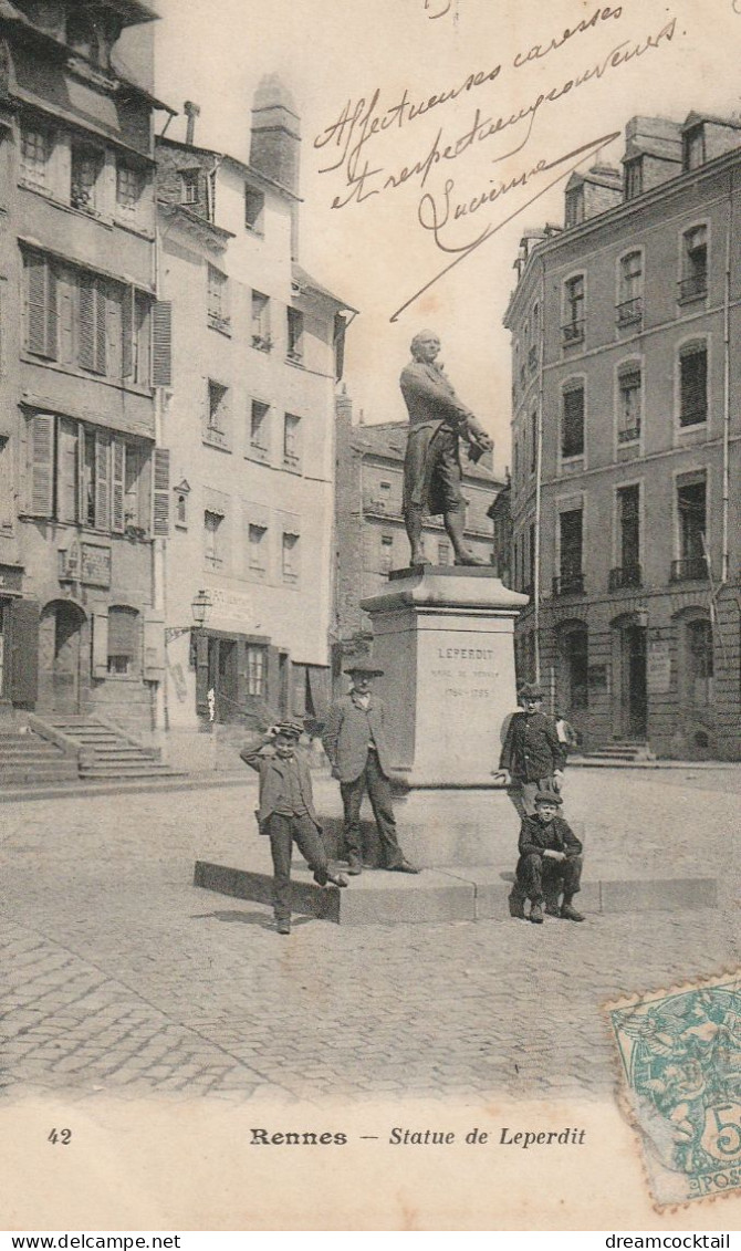 35 RENNES. Statue De Leperdit 1905 Et à Droite La Bourse Du Travail... - Rennes