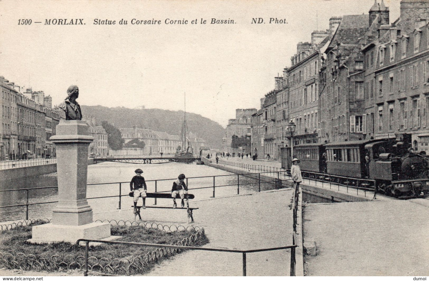 MORLAIX  -  Statue Du Corsaire Cornic Et Le Bassin  - (train à Vapeur) - Morlaix